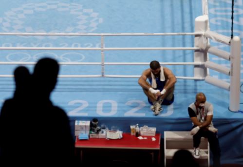 法国拳击手穆拉德·阿利耶夫在马戏团旁坐了一个小时以抗议他的取消资格。